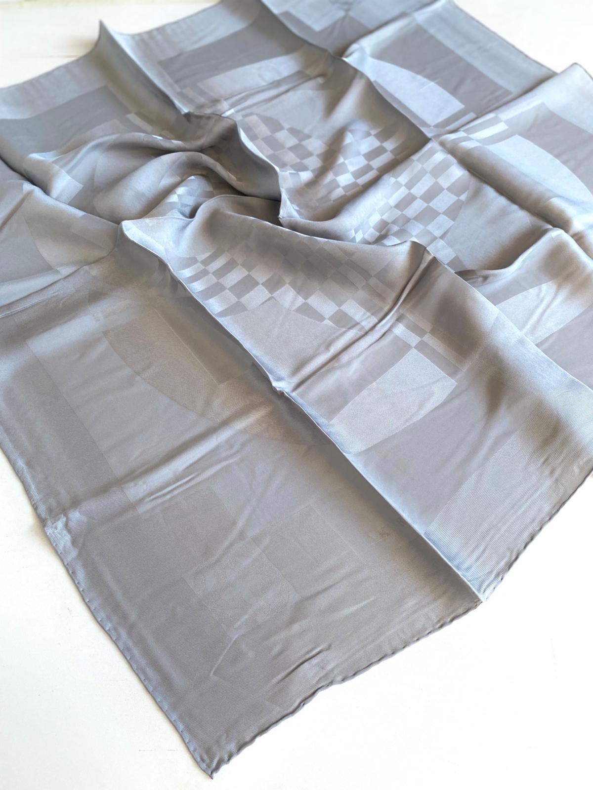 aker-jakarli-ipek-esarp-7519413-376-47-273325 Aker Jakarlı İpek Eşarp 7519413-376 47511 Gri Monogram Desen - Görsel 1