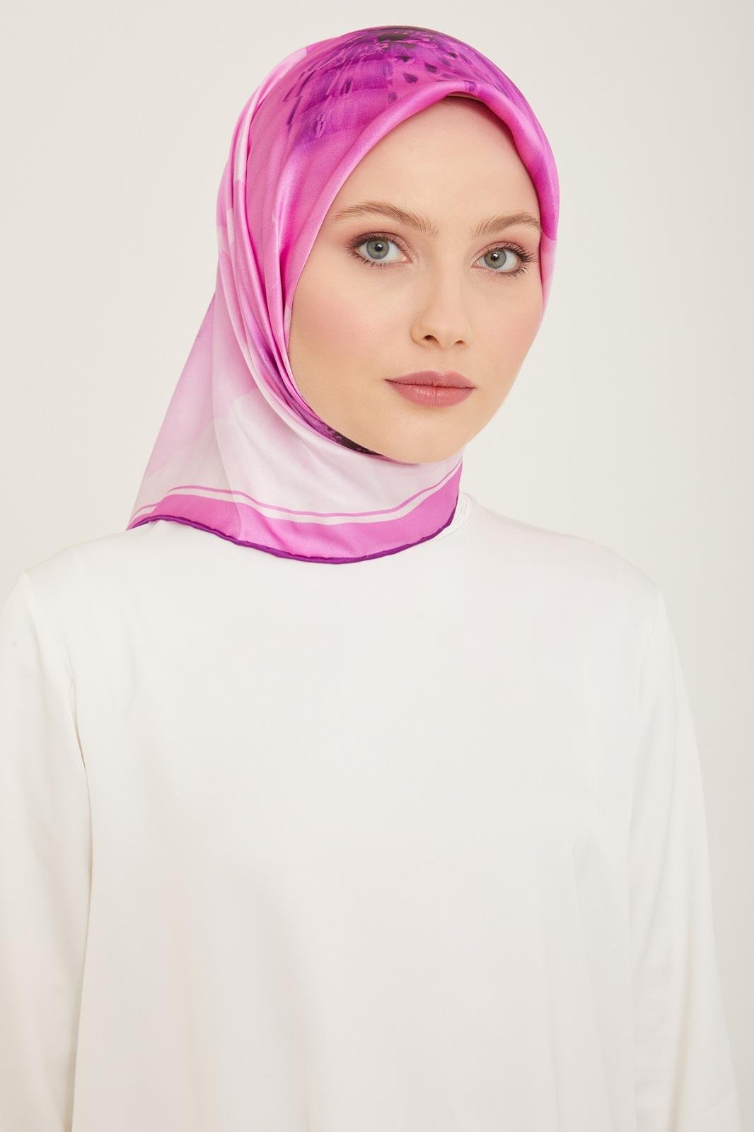 armine-eflatun-cicek-desen-sura-ipek-e-a37f- Armine Eflatun Çiçek Desen Sura İpek Eşarp 9100 - 04 - Görsel 1