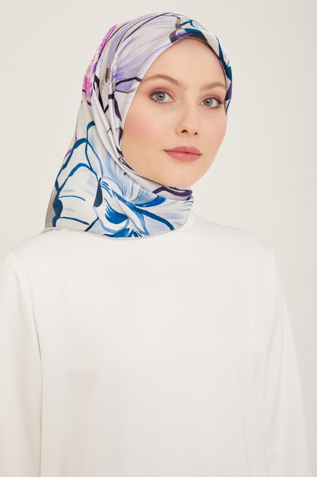 armine-gri-cicek-desen-sura-ipek-esarp-7d10-4 Armine Gri Çiçek Desen Sura İpek Eşarp 9110 - 35 - Görsel 1