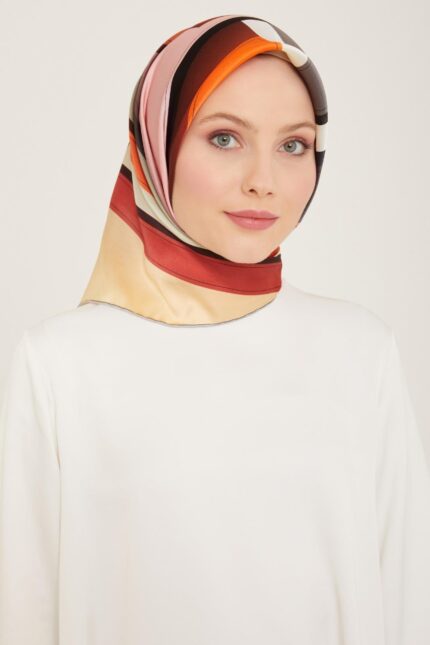 Armine Gül Kurusu - Kahverengi Geometrik Desen Sura İpek Eşarp 9122 - 39