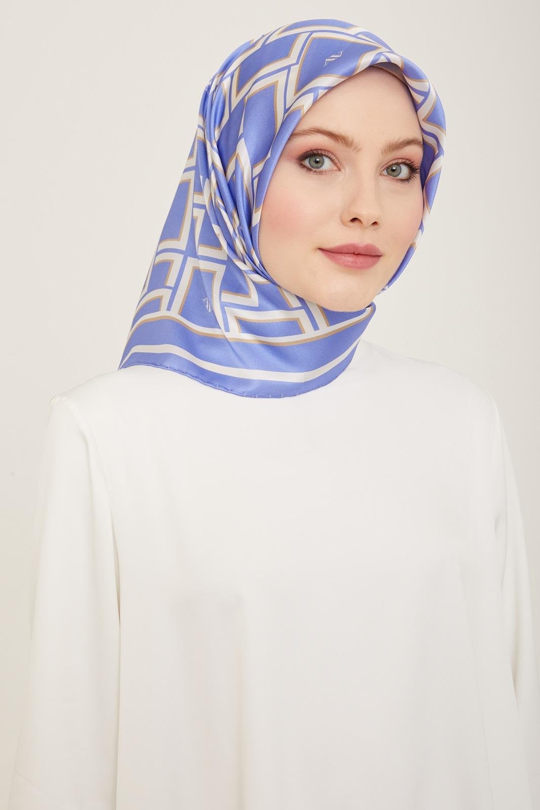 armine-havaci-mavi-beyaz-geometrik-des-9-1277 Armine Havaci Mavi - Beyaz Geometrik Desen Tivil İpek Eşarp 9132 - 80 - Görsel 1