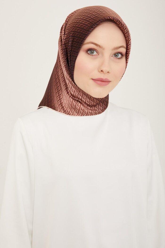 Armine Kahverengi Geçişli Monogram Desen Tivil İpek Eşarp 9104 - 21 - Görsel 1