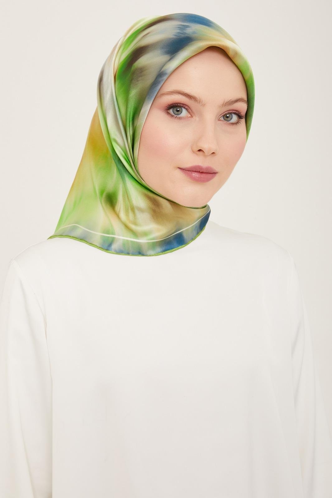 armine-lacivert-neon-yesil-batik-desen-f9f6-4 Armine Lacivert Neon Yeşil Batik Desen Sura İpek Eşarp 9136 - 02 - Görsel 1