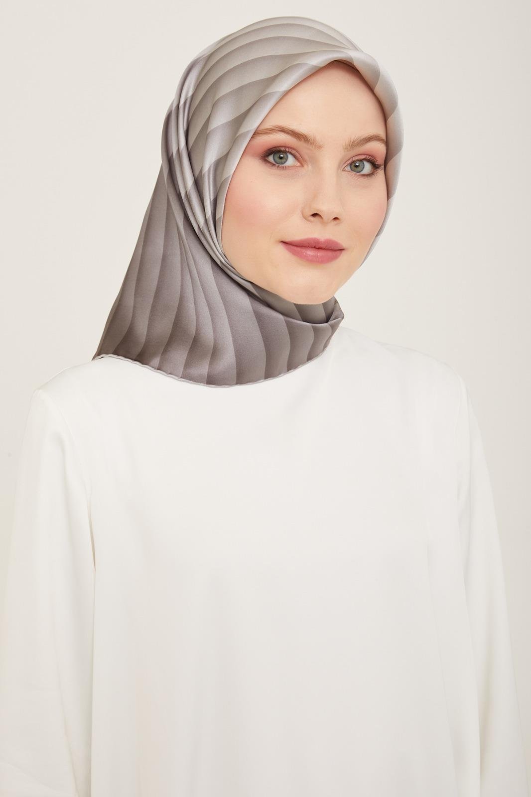armine-metalik-gri-cizgili-degrade-des-091521 Armine Metalik Gri Çizgili Degrade Desen Sura İpek Eşarp 9150 - 87 - Görsel 1