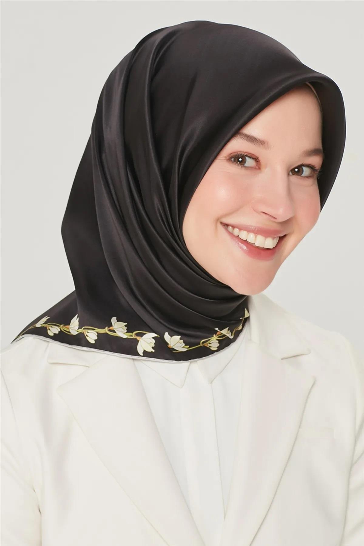 armine-nostalji-cicek-desenli-tivil-ip-c-c42b Armine Nostalji Çiçek  Desenli  Sura İpek Eşarp 8553-09 - Görsel 1