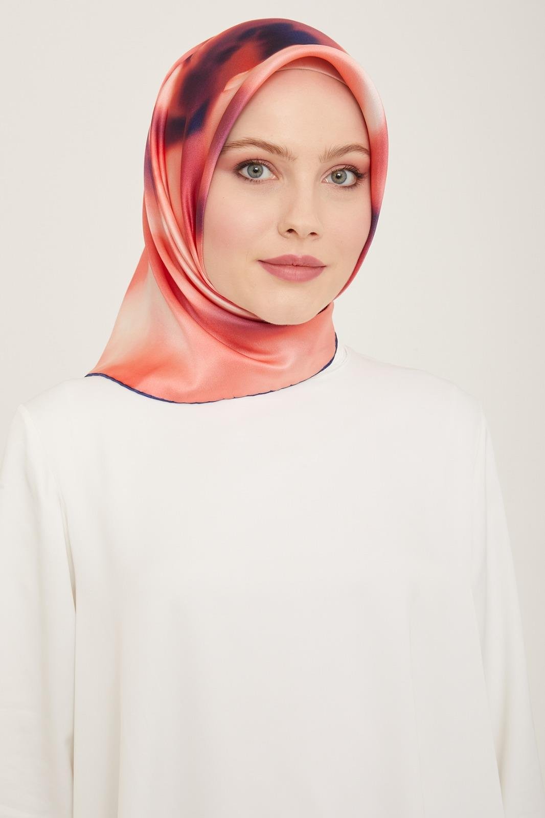 armine-pembe-mavi-gecisli-cicek-desen-9f4a5d Armine Pembe - Mavi Geçişli Çiçek Desen Sura İpek Eşarp 9124 - 82 - Görsel 1