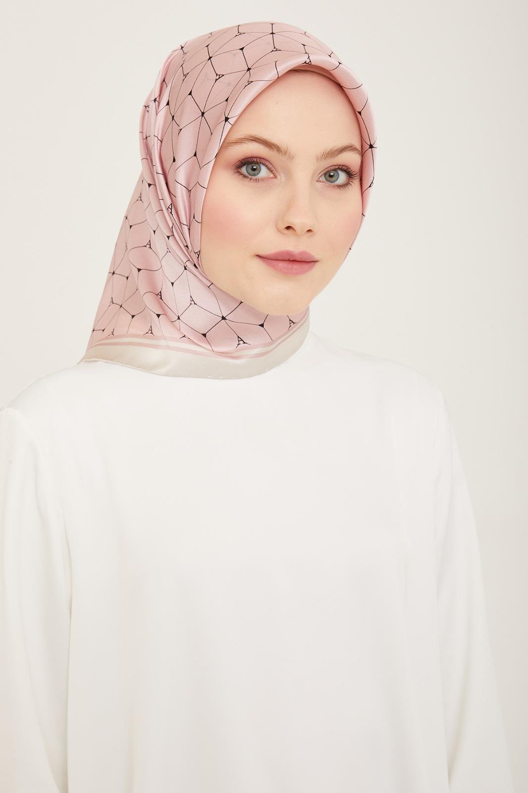 armine-pudra-geometrik-desen-sura-ipek-4782-b Armine Pudra Geometrik Desen Sura İpek Eşarp 9166 - 83 - Görsel 1