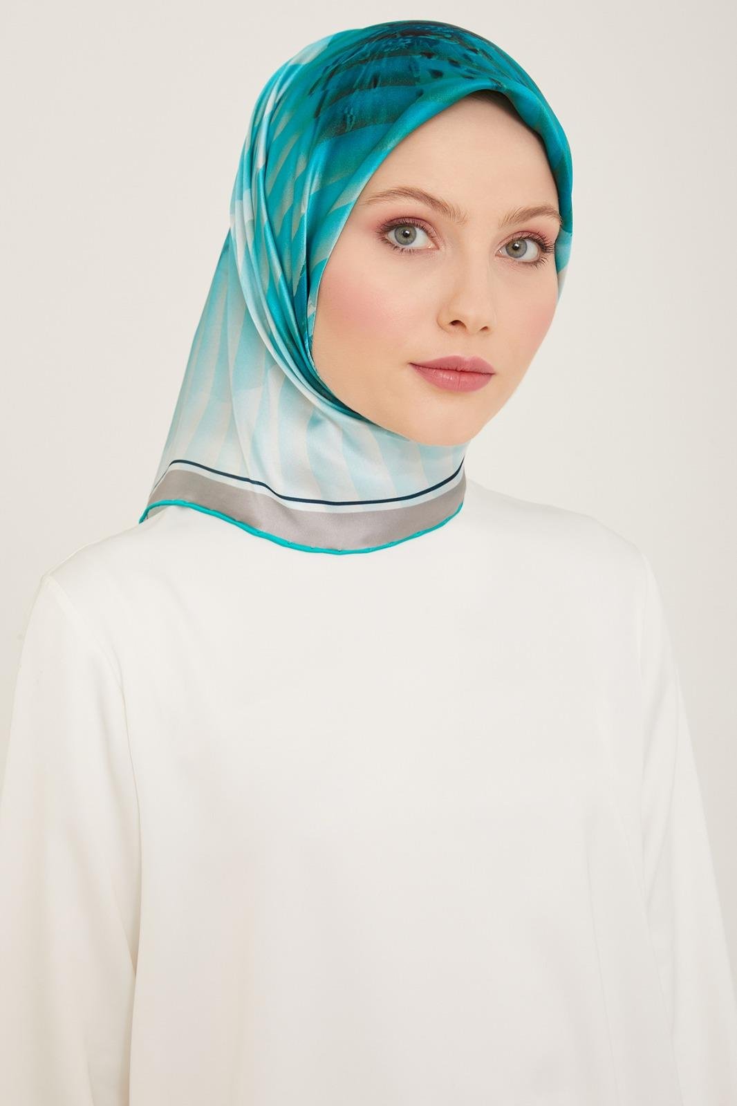 armine-su-yesil-cicek-desen-sura-ipek-689-b6 Armine Su Yeşil Çiçek Desen Sura İpek Eşarp 9100 - 34 - Görsel 1