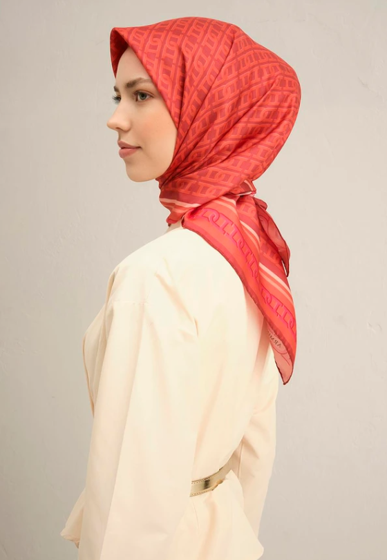 armine-sura-ipek-esarp-9301-04-kirmizi-bf5-4e Armine Sura İpek Eşarp 9301 - 04 Kırmızı Karışık Desen - Görsel 1