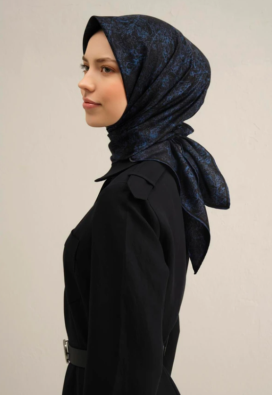 armine-sura-ipek-esarp-9311-10-laciver-4820-8 Armine Sura İpek Eşarp 9311 - 10 Lacivert Karışık Desen - Görsel 1