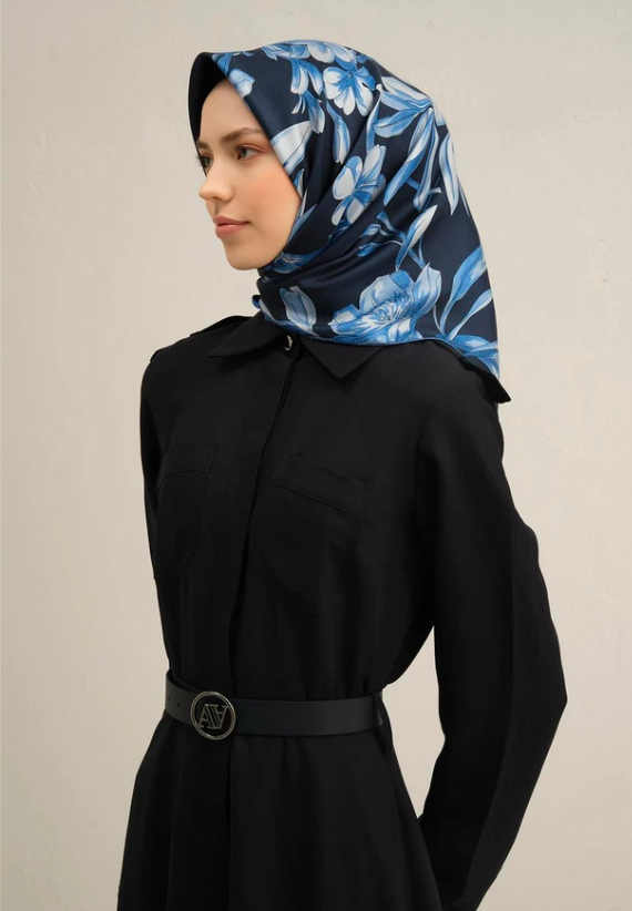 armine-sura-ipek-esarp-9324-51-laciver-83865 Armine Tivil İpek Eşarp 9324 - 51 Lacivert Karışık Desen - Görsel 1