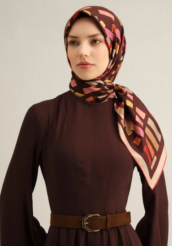 armine-sura-ipek-esarp-9341-34-bordo-k-3e4fb Armine Tivil İpek Eşarp 9341-34 Bordo Karışık Desen - Görsel 1