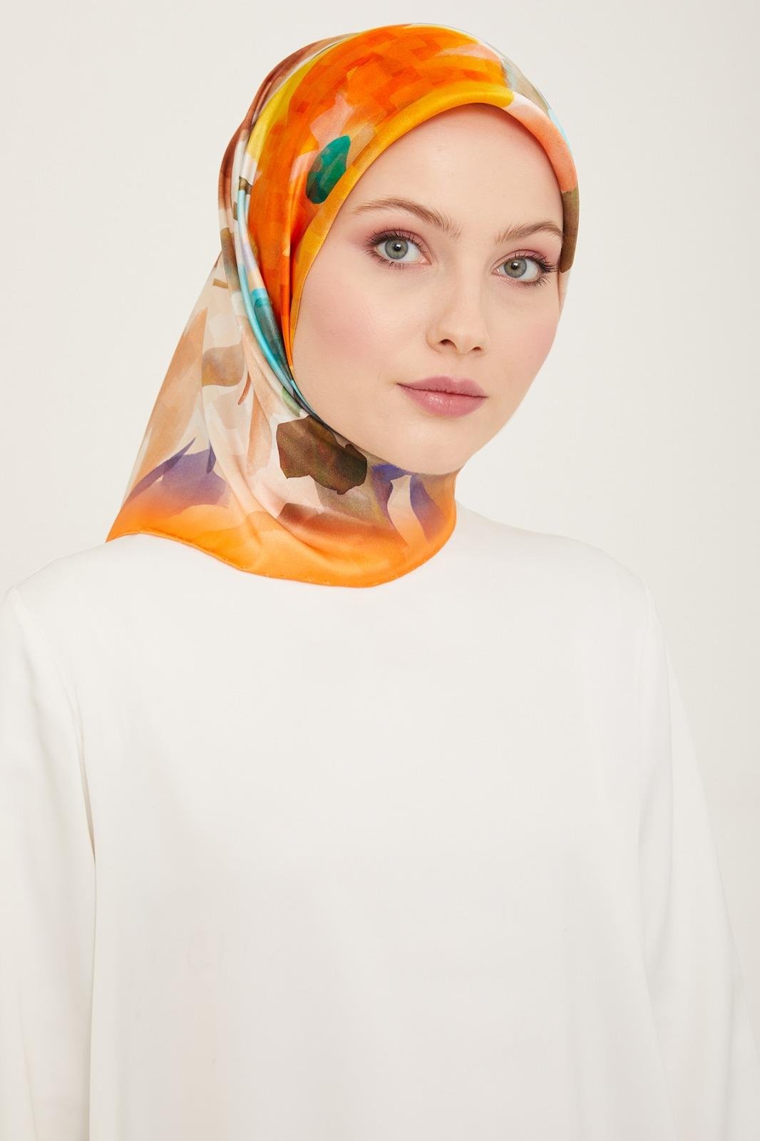 armine-turuncu-batik-cicek-desenli-sur-7219- Armine Turuncu Batik Çiçek Desenli Sura İpek Eşarp 9103 - 80 - Görsel 1