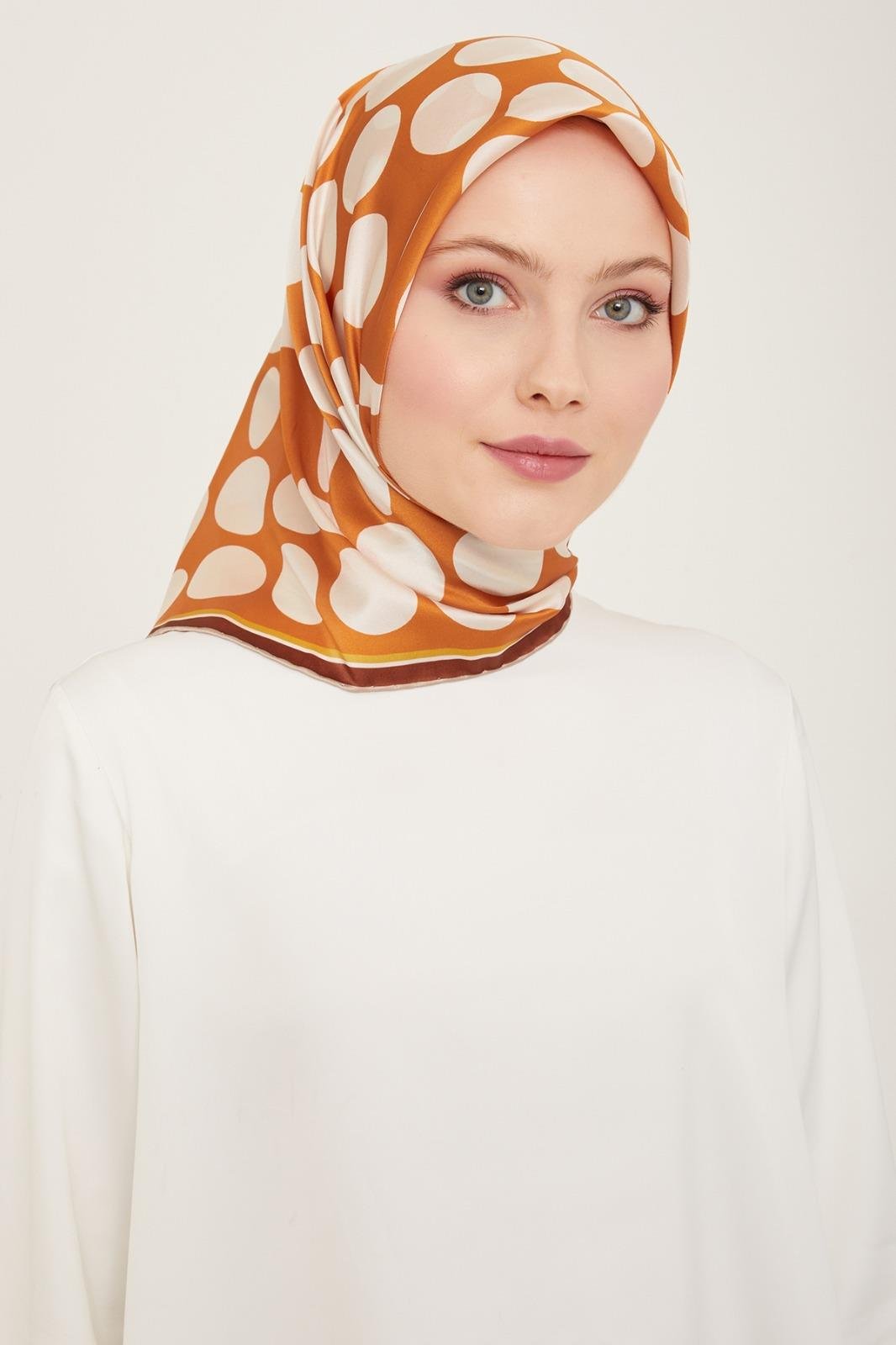 armine-turuncu-beyaz-puantiye-desen-ti-3a4d8d Armine Turuncu - Beyaz Puantiye Desen Tivil İpek Eşarp 9156 - 32 - Görsel 1