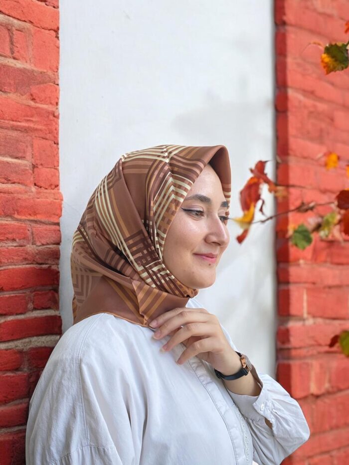 Lawilia Kahverengi Camel Çizgili Geometrik Desen Tivil İpek Eşarp 29011 - 28 - Görsel 1