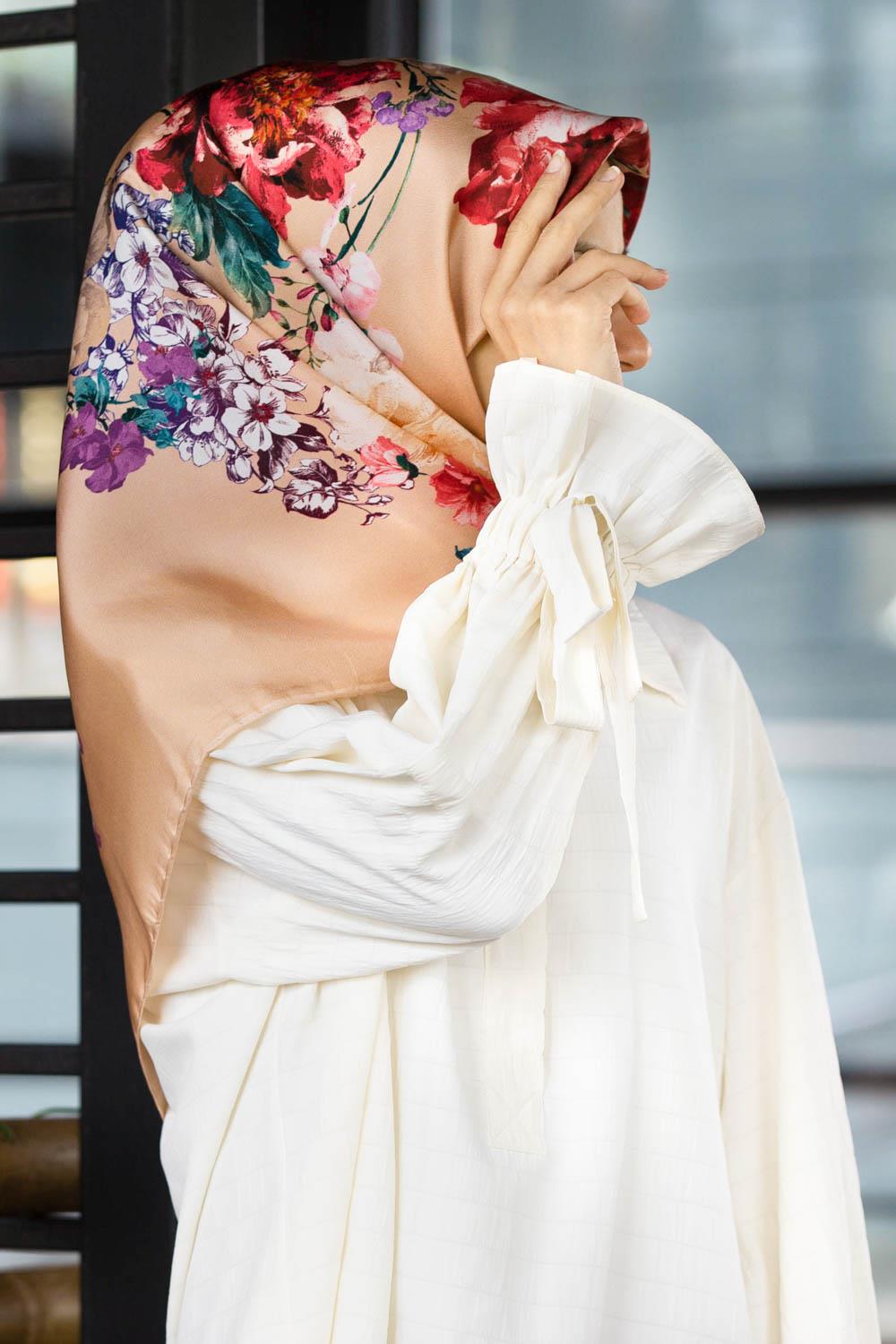 vissona-somon-cicek-desenli-tivil-ipek-9e-18b Vissona Somon Çiçek Desenli Tivil İpek Eşarp 17631 - 0012 - Görsel 1