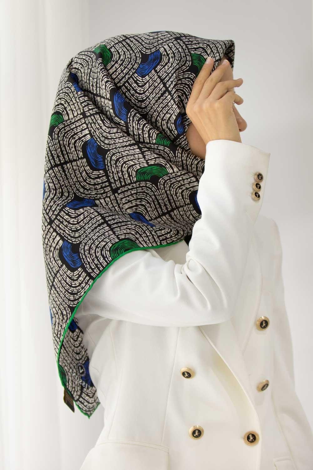 vissona-tivil-ipek-esarp-51717-8-0032-4b6d-b Vissona Tivil İpek Eşarp 51717 - 8 - 0032 - 0036 Siyah Karışık Desen - Görsel 1