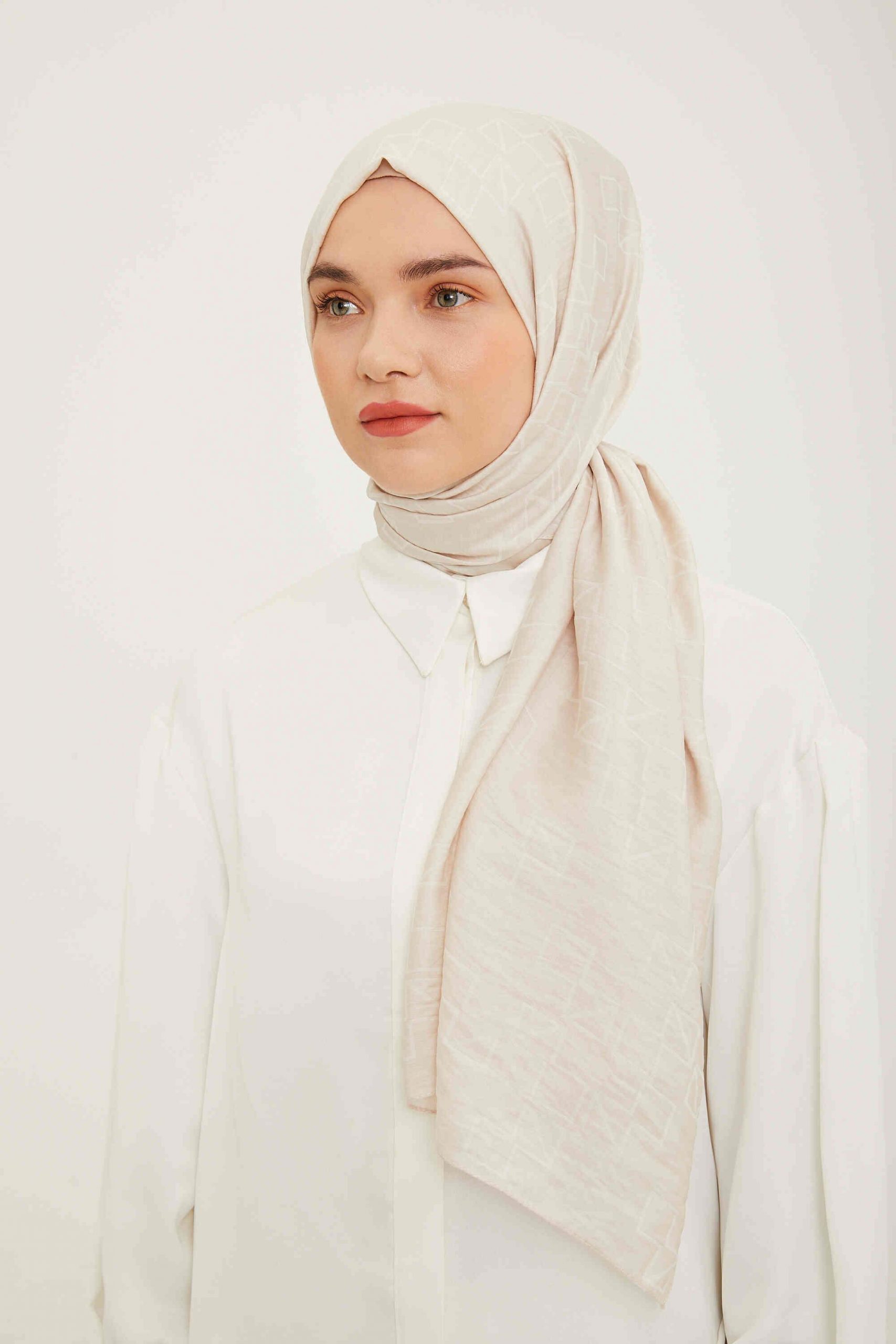 armine-trend-acik-bej-geometrik-desen-2-4b64 Armine Trend Açık Bej Geometrik Desen Pure Lina Şal 15-23004 - Görsel 1