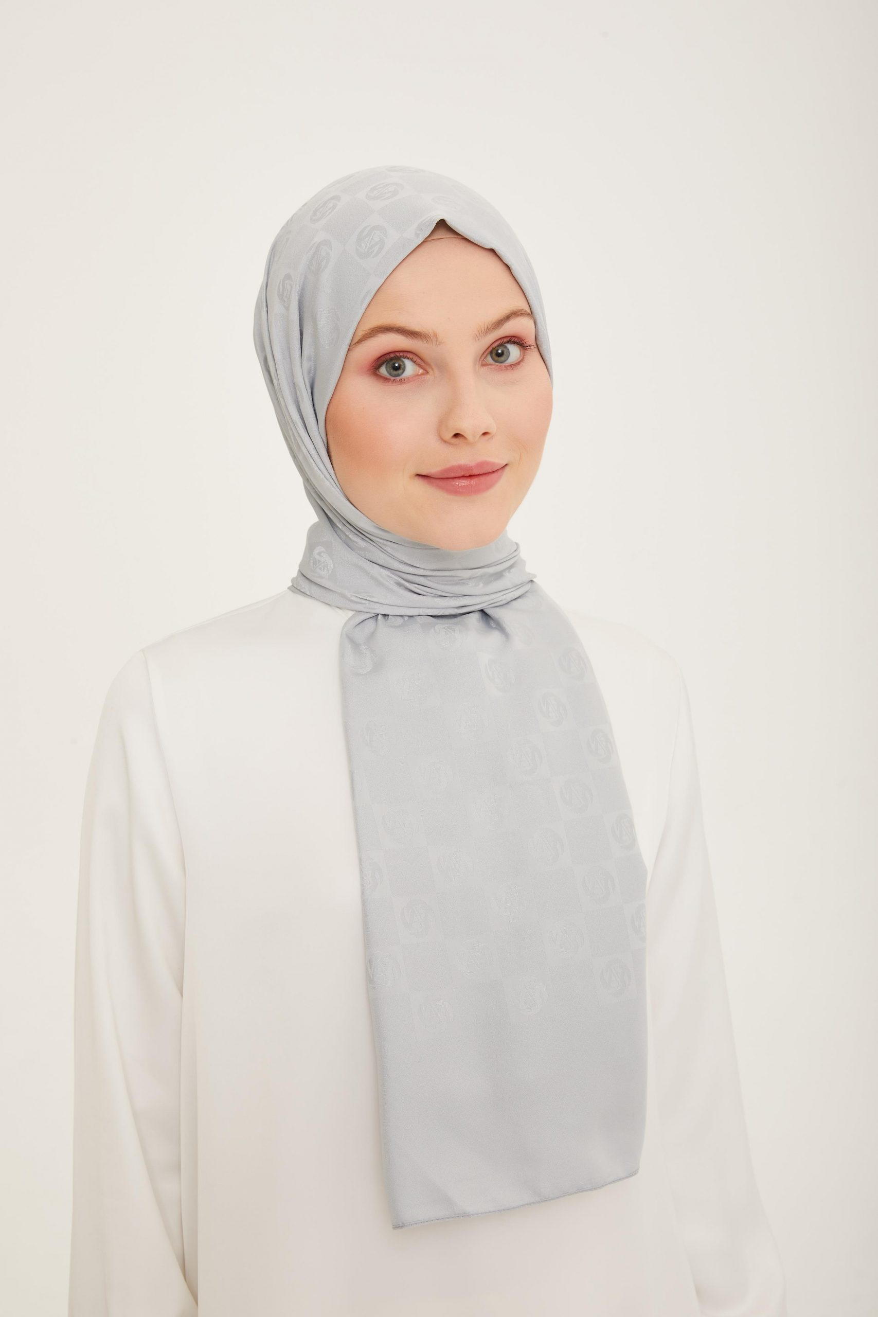 armine-trend-life-jakarli-gumus-a-logo-21d2-4 Armine Trend Lıfe Jakarlı Gümüş A Logo Dama Desen Şal 21111 - Görsel 1