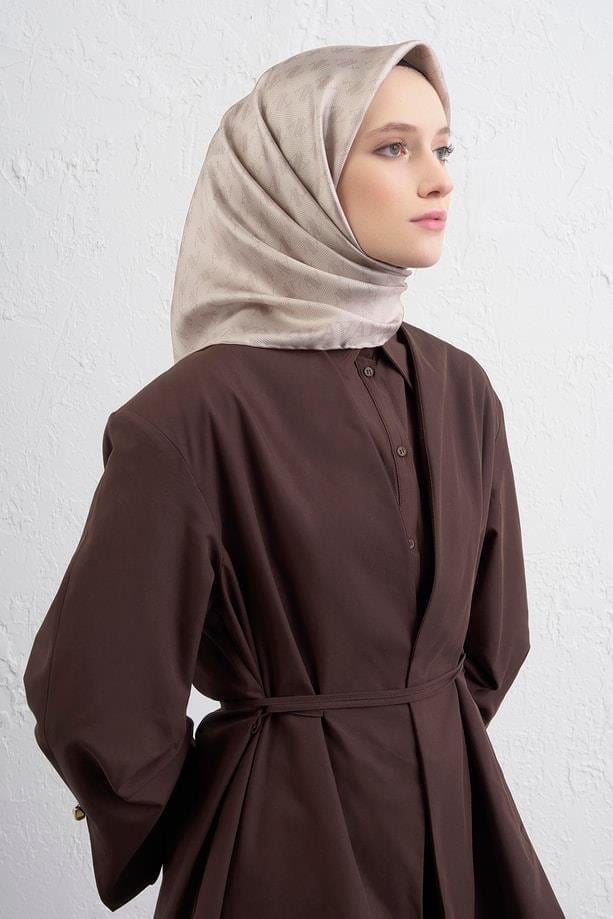 armine-sura-saf-ipek-esarp-9412-82-kre-bc447c Armine Sura Saf İpek Eşarp 9412 - 82 Krem Logo Desen - Görsel 1