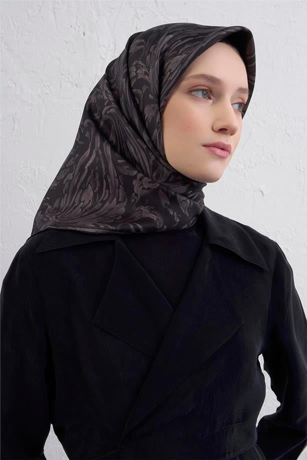 armine-sura-saf-ipek-esarp-9431-02-siy-72-a26 Armine Sura Saf İpek Eşarp 9431 - 02 Siyah Karışık Desen - Görsel 1