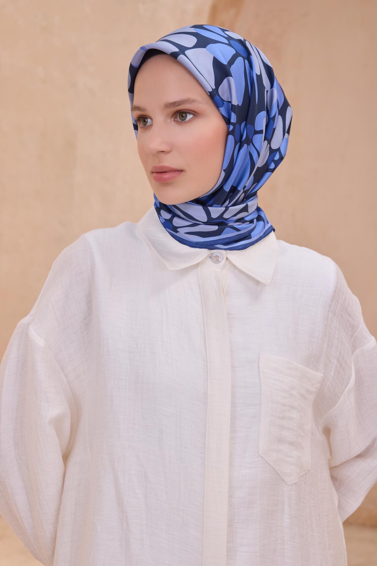 belli-tivil-saf-ipek-esarp-4116-30-lac-4067- Belli Tivil Saf İpek Eşarp 4116 - 30 Lacivert Karışık Desen - Görsel 1