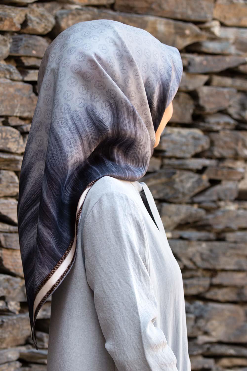 vissona-gri-logo-desenli-tivil-ipek-es-a44-46 Vissona Gri Logo Desenli Tivil İpek Eşarp 10659 - 0028 - Görsel 1