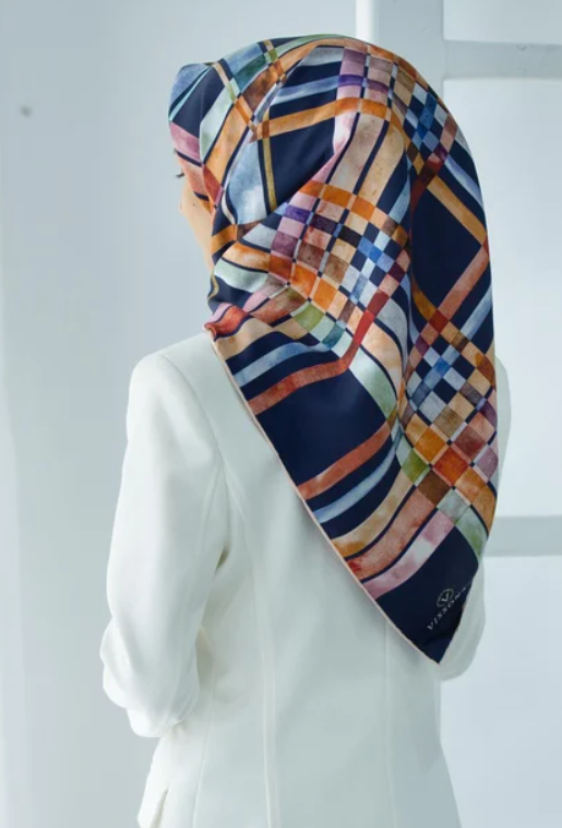 vissona-tivil-ipek-esarp-51761-7-0033-41fe1 Vissona Tivil İpek Eşarp 51761 - 7 - 0033 - 0014 Lacivert Karışık Desen - Görsel 1