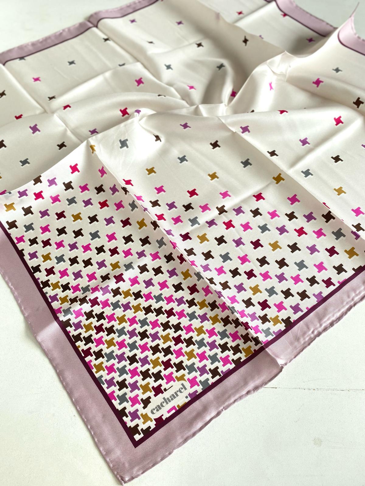 cacharel-defolu-tivil-ipek-esarp-45872-f004bd Cacharel Defolu Tivil İpek Eşarp 45872 Pudra Kazayağı Desen - Görsel 1